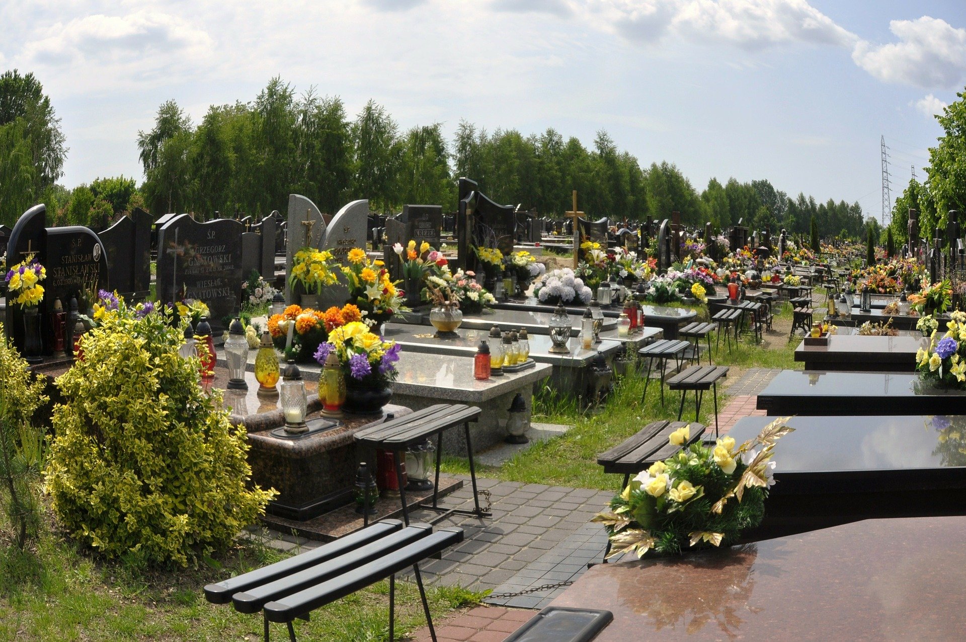5 zwyczajów pogrzebowych w Polsce