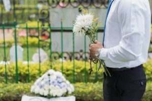 <strong></noscript>Jak godnie pożegnać bliskich i znaleźć wsparcie w trudnych chwilach?</strong>